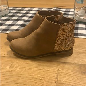 NWOT Girls Cat & Jack Booties size 11